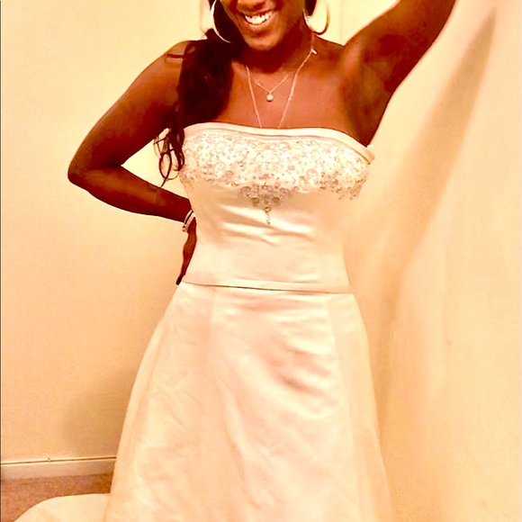 Gorgeous Wedding/Ball GOWN with a Train - Picture 1 of 8